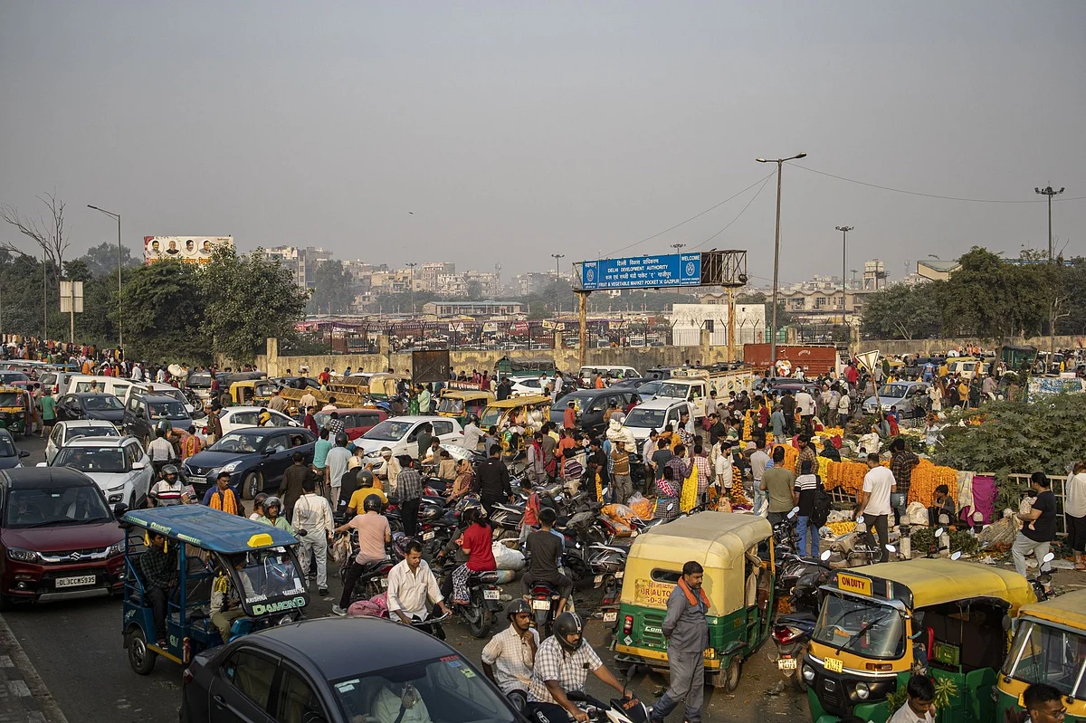 A traffic snarl during the festival of Diwali at a wholesale flower market on the outskirts of New Delhi, India on Monday, Oct. 24, 2022. This year’s Diwali, the festival of lights that falls on Oct. 24 and the equivalent of Christmas in the West, will be India’s first season of celebration since the pandemic began without virus-related restrictions. Photographer: Anindito Mukherjee/Bloomberg