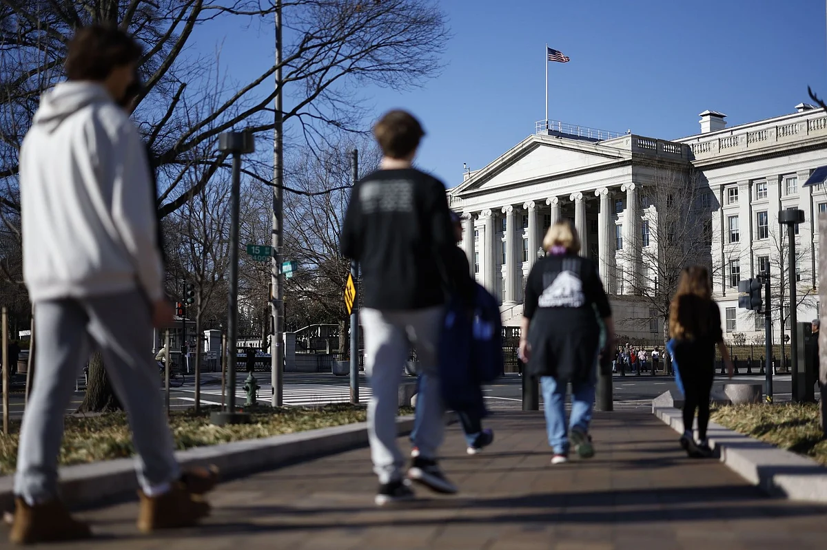 Pedestrians near the US Treasury building in Washington, DC, US, on Friday, Dec. 30, 2022. The Federal Reserve's preferred inflation measures eased in November while consumer spending stagnated, suggesting the central bank's interest-rate hikes are helping to cool both price pressures and broader demand, with more tightening on the way. Photographer: Ting Shen/Bloomberg