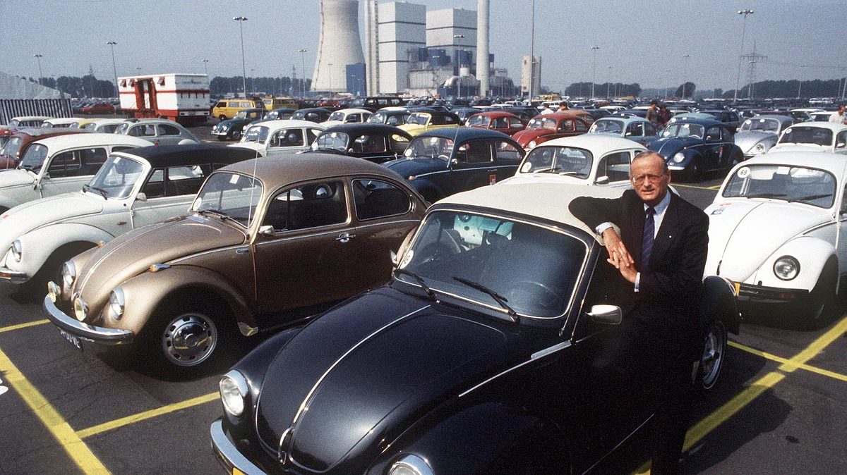 Carl Hahn stands next to a VW Beetle at the company’s Wolfsburg site in 1987. Photographer: picture alliance/Getty Images