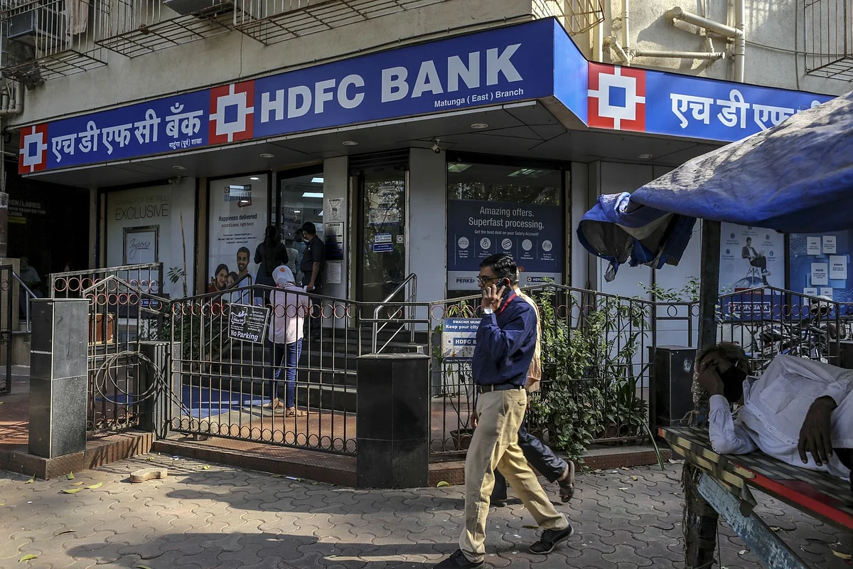 Pedestrian walk past an HDFC Bank Ltd. branch in Mumbai, India, on Friday, Dec. 4, 2020. Home sales in India's commercial capital jumped to an eight year high in October, according to data from Knight Frank, marking an abrupt turnaround for a market that's spent three years in the doldrums after a prolonged shadow banking crisis strangled access to credit. Photographer: Dhiraj Singh/Bloomberg