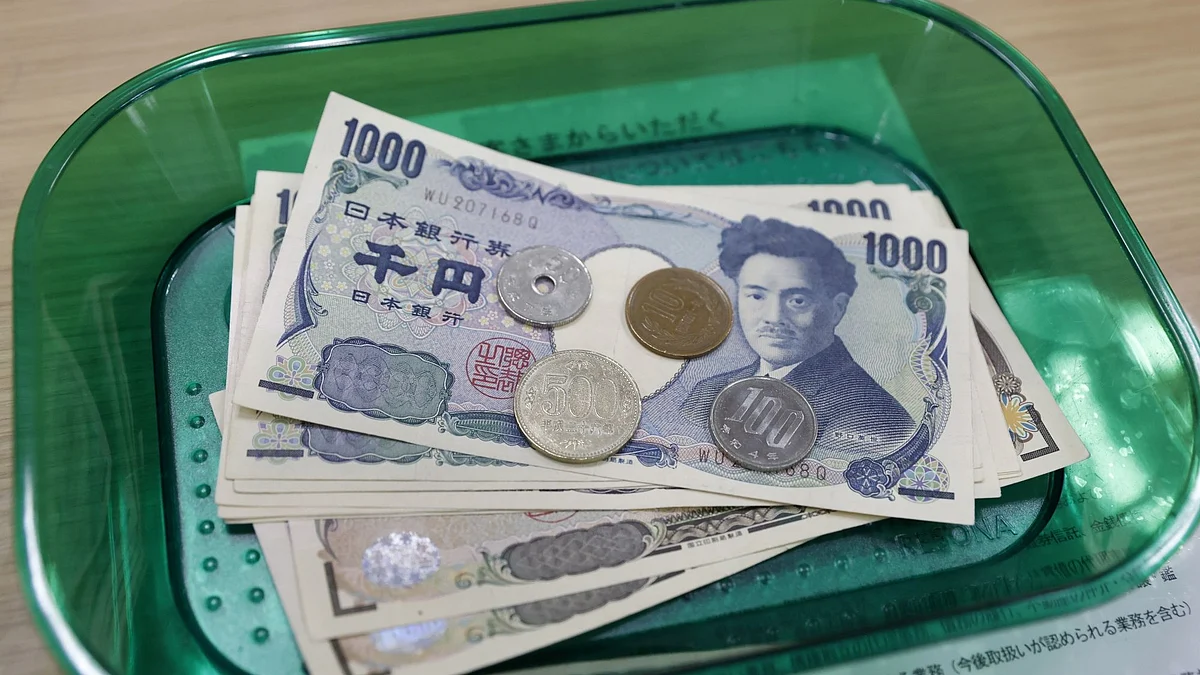 Japanese yen coins and banknotes on a tray arranged at a branch of Resona Bank Ltd. in Tokyo, Japan, on Tuesday, Aug. 9, 2022. Dollar-yen, which soared 38% from a March 2020 trough to mid-July this year, is in retreat. Photographer: Kiyoshi Ota/Bloomberg