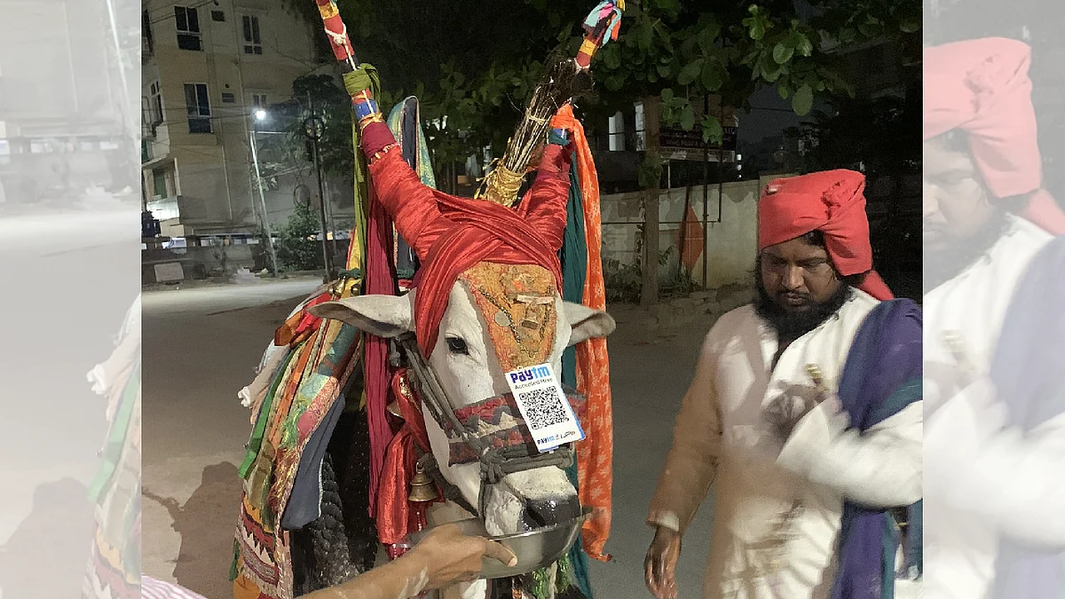Folk Artiste In Hyderabad Takes Donations By Attaching Paytm QR Code To His Bull’s Head