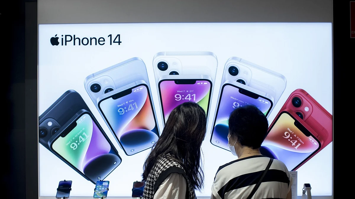 Customers browse Apple Inc. iPhone 14 smartphones at a JB Hi-Fi Ltd. store in Sydney, Australia, on Monday, Dec. 26, 2022. Australia’s consumer sentiment remained deeply pessimistic and business confidence turned negative for the first time this year as rapid-fire interest rate increases dragged on the economy.