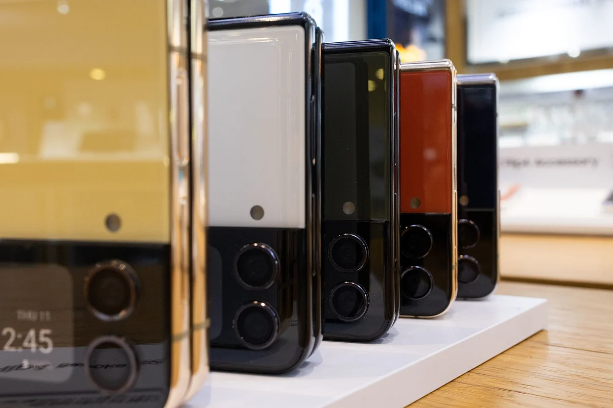 Samsung Electronics Co. Galaxy Z Flip 4 smartphones at the company's D'light flagship store in Seoul, South Korea, on Thursday, Jan. 5, 2023. Samsung has release its fourth-quarter preliminary earnings figures on Jan. 6.