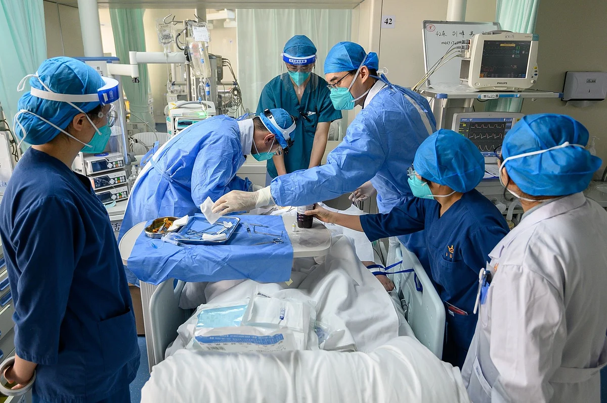Medical workers treat a patient with severe Covid-induced conditions at Shanxi Bethune Hospital on Jan. 9. Photographer: Wei Liang/China News Service/Getty Images