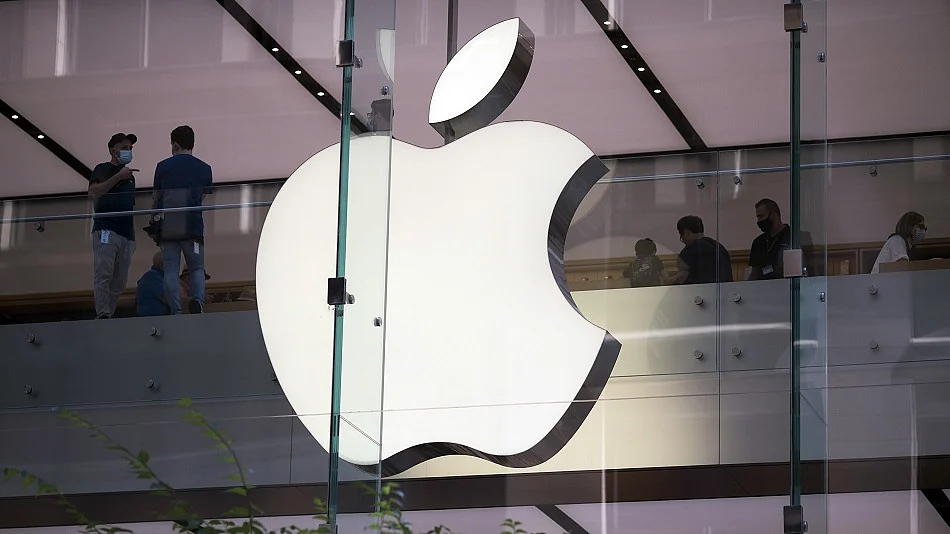 WATCH: Apple is planning to start using its own custom displays in mobile devices as early as 2024. Mark Gurman reports.Source: Bloomberg