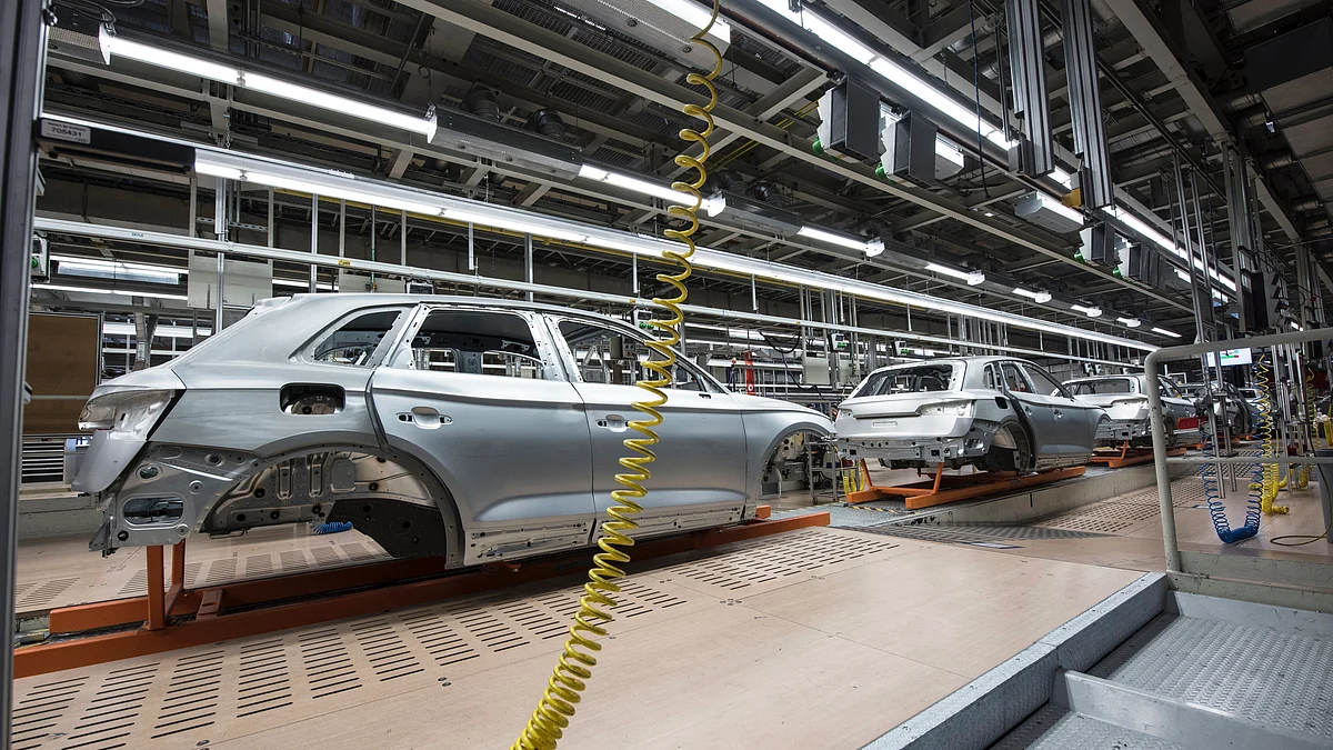 <div class="paragraphs"><p>Cars at assembly line inside a manufacturing unit. (Photo: Carlos Aranda /Unsplash)</p></div>