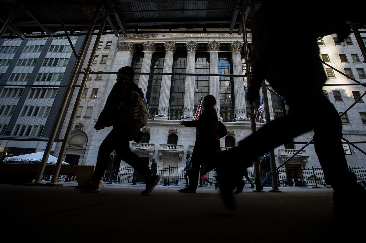 Pedestrians pass in front of the New York Stock Exchange (NYSE) in New York, US, on Wednesday, Nov. 9, 2022. US stocks declined following midterm elections that failed to yield a Republican sweep. Treasuries and the dollar caught bids in a sign of deteriorating risk sentiment. Photographer: Michael Nagle/Bloomberg