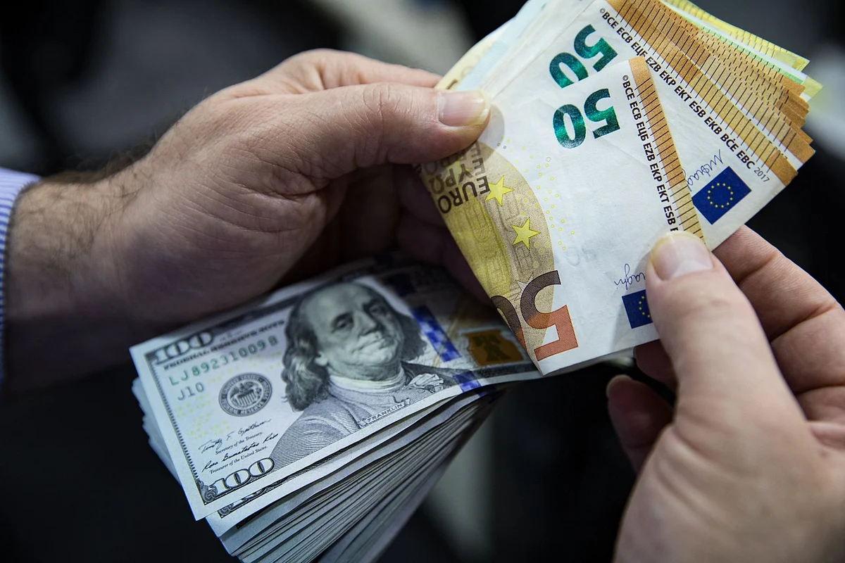 A customer counts 100 U.S. dollar banknotes and 50 euro banknotes inside a foreign currency exchange bureau in the Beyoglu district of Istanbul, Turkey, on Thursday, May 14, 2020. The global demand shock that followed the coronavirus pandemic is exposing a key vulnerability for Turkey’s external finances, with stimulus at home worsening an imbalance between imports and exports while creating another pressure point for the lira. Photographer: Kerem Uzel/Bloomberg