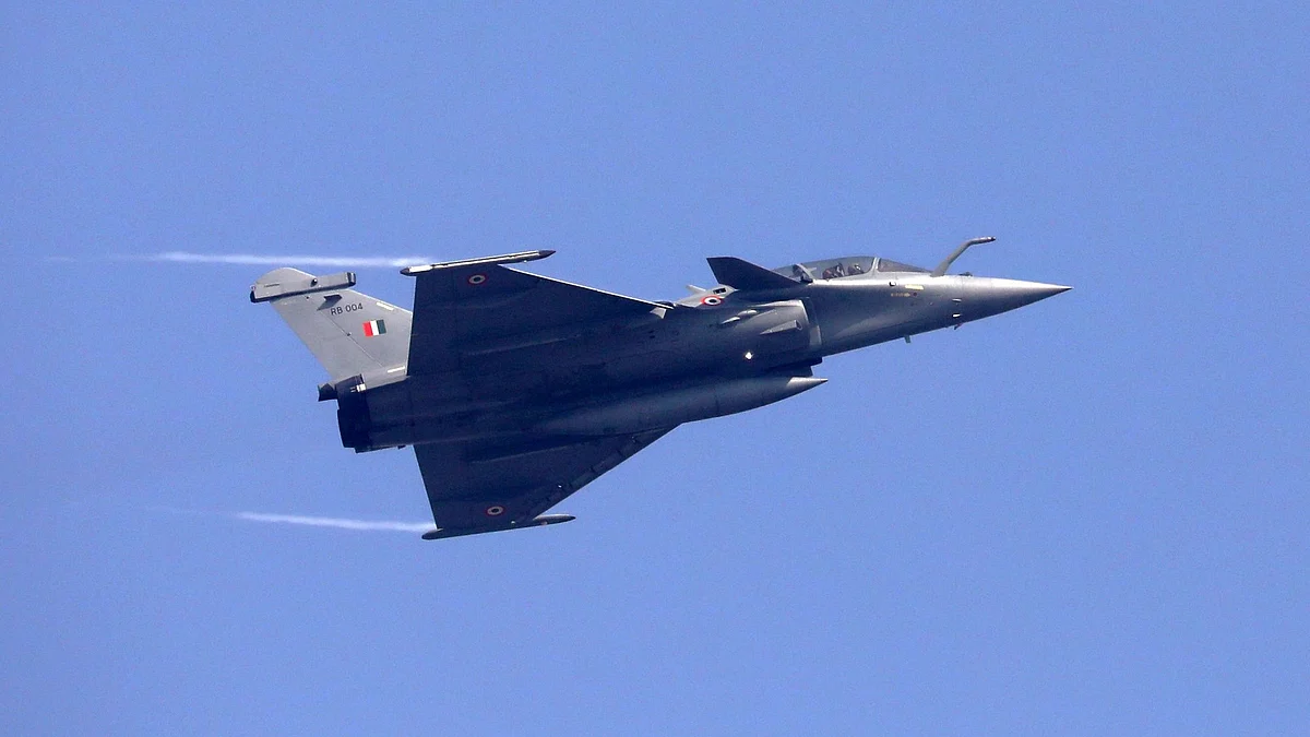 An Indian Air Force Dassault Rafale fighter jet performs a flying display during Air Force Day Parade at Hindon Air Force Station in Ghaziabad, Uttar Pradesh, India, on Thursday 8th October, 2020. In May Chief of Defence Staff Bipin Rawat said India plans to switch to locally-made fighter jets, two years after asking global companies to submit proposals to supply 114 combat aircraft in the world’s biggest warplane contract. Photographer: T. Narayan/Bloomberg