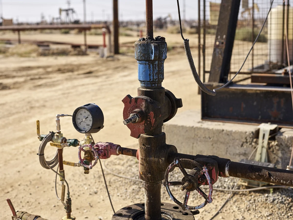 Oil well facilities at the South Belridge Oil Field in Missouri Triangle, California, U.S., on Friday, April 29, 2022. Oil is poised to eke out a fifth monthly advance after another tumultuous period of trading that saw prices whipsawed by the fallout of Russia's war in Ukraine and the resurgence of Covid-19 in China. Photographer: Ian Tuttle/Bloomberg