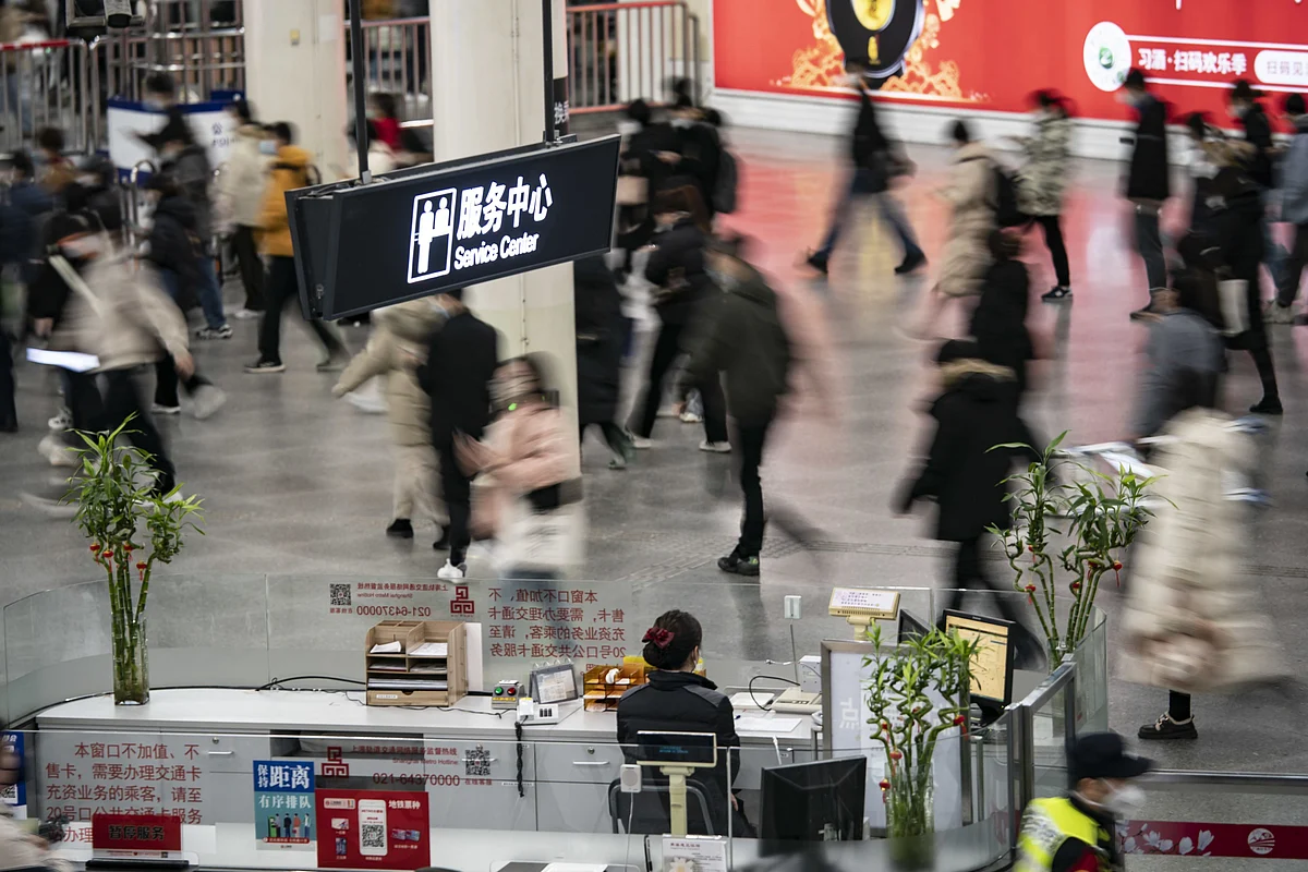 Commuters at a subway station in Shanghai, China, on Tuesday, Jan. 3, 2023. China's economy ended the year in a major slump as business and consumer spending plunged in December, with more disruption likely in the first few months of the year as Covid infections surge across the country. Photographer: Qilai Shen/Bloomberg