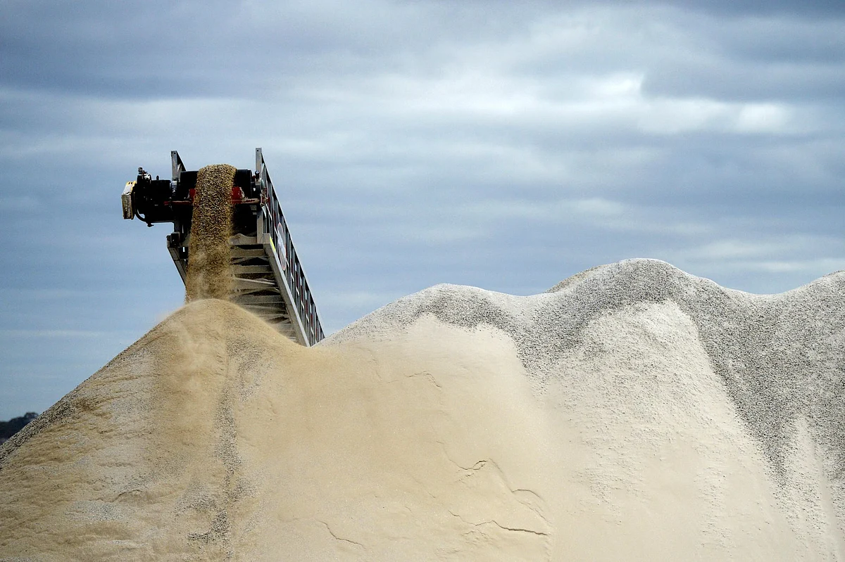 Lithium ore falls from a chute onto a stockpile at the Bald Hill lithium mine site, co-owned by Tawana Resources Ltd. and Alliance Mineral Assets Ltd., outside of Widgiemooltha, Australia, on Monday, Aug. 6, 2018. Australia’s newest lithium exporter Tawana is in talks with potential customers over expansion of its Bald Hill mine and sees no risk of an oversupply that would send prices lower.