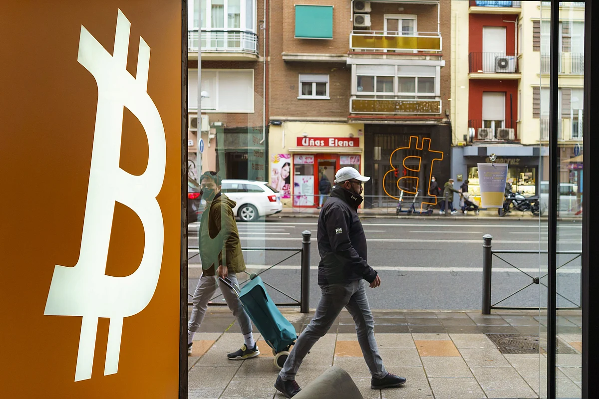 A Bitcoin logo inside a BitBase cryptocurrency exchange in Madrid, Spain, on Thursday, March 17, 2022. Bitcoin edged higher following reassurance from Federal Reserve Chairman Jerome Powell that the U.S. economy was strong enough to weather tightening monetary policy. Photographer: Angel Navarrete/Bloomberg