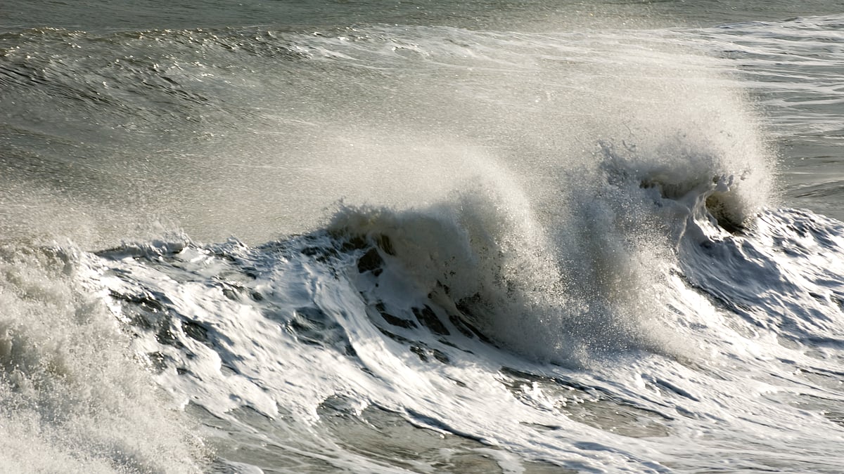 Турция море волны. Волны уносящие в море. 12 бальный шторм высота волны. Самый большой океан в мире. Волны уносящие видео.
