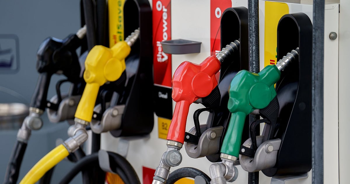 Oil Rises as US Crude Inventories Show First Decline in a Month Oil Rises as US Crude Inventories Show First Decline in a Month