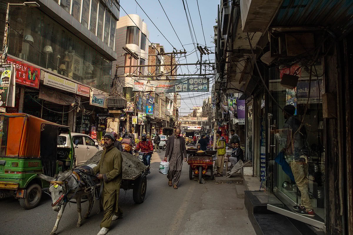 Pakistan Seals  Billion Loan From China Amid IMF Delay