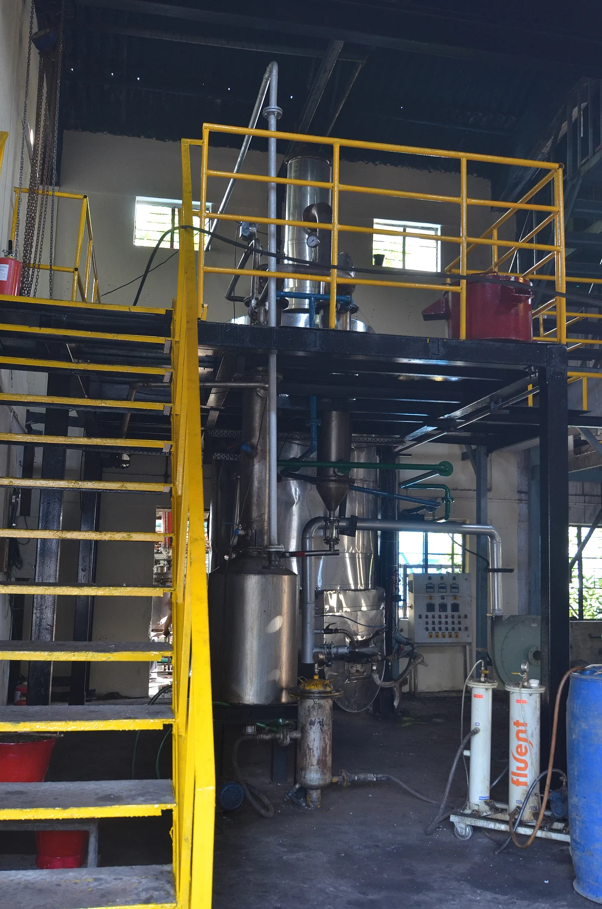 Machine that converts plastic waste to fuel