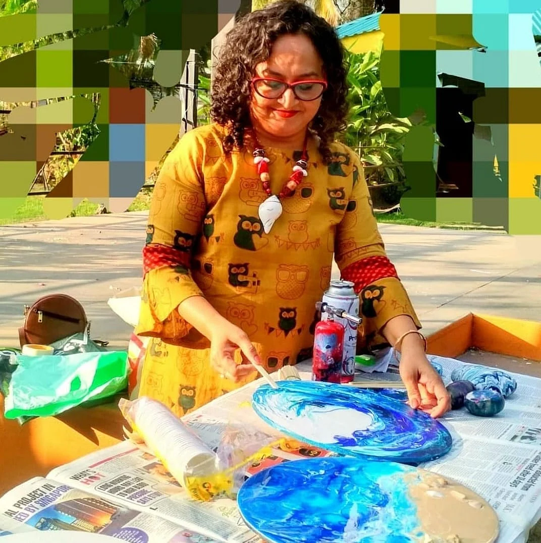 Hemal Chandaria showing participants the technique of fluid art