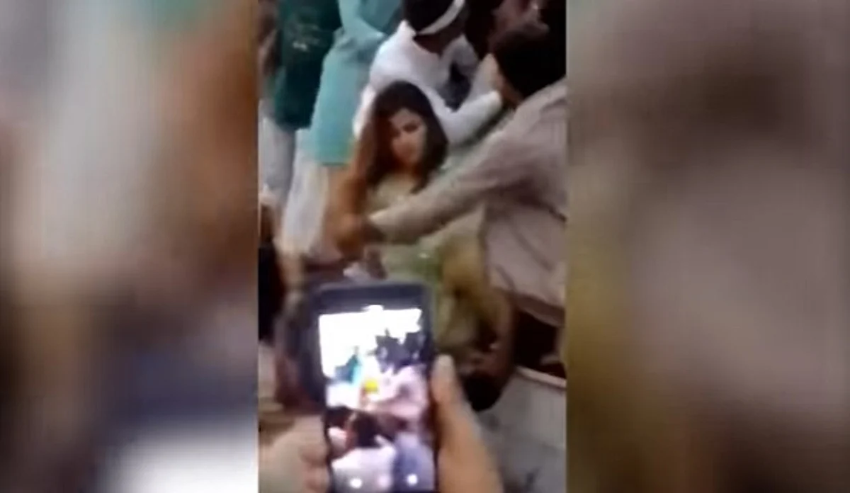 पाकिस्तान के लाहौर के एक पार्क में लड़की को घेर आबरु लूटते हुए और घटना की वीडियो बनाते लोग