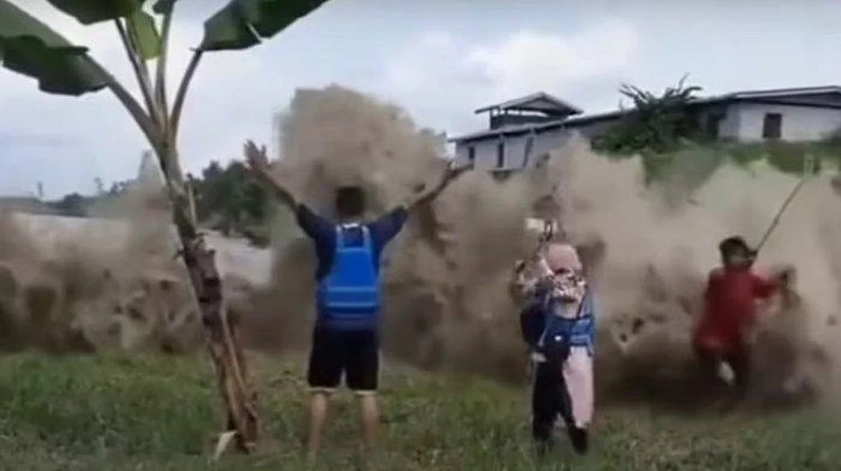 Viral Video: वीडियो बनाने के चक्कर में लेने के देने पड़ गए, सुनामी से बाल-बाल बचे ये लोग, देखें VIDEO