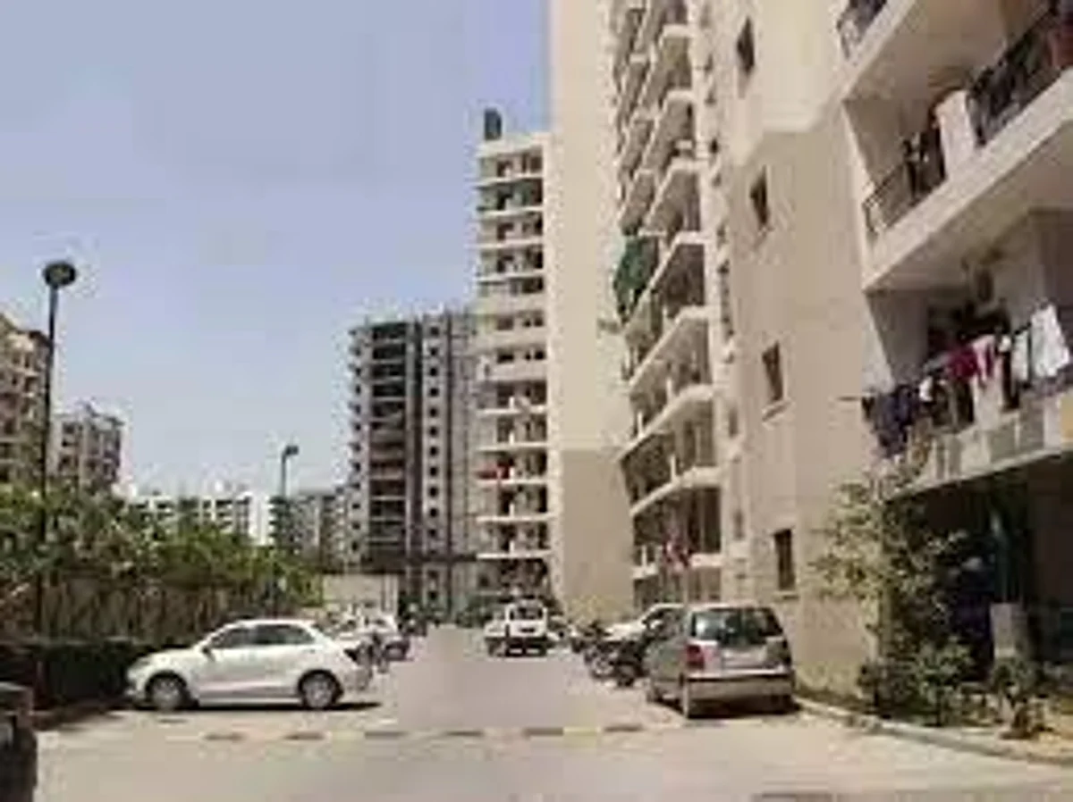 नोएडा : 16वीं मंजिल से गिरी 11 साल की बच्ची, दर्दनाक मौत