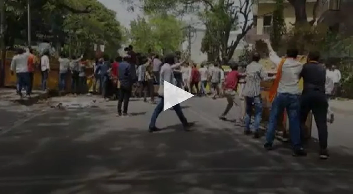 दिल्ली के सीएम अरविंद केजरीवाल के आवास पर ऐसे हुआ अटैक, BJP के ये नेता हिरासत में, देखें VIDEO