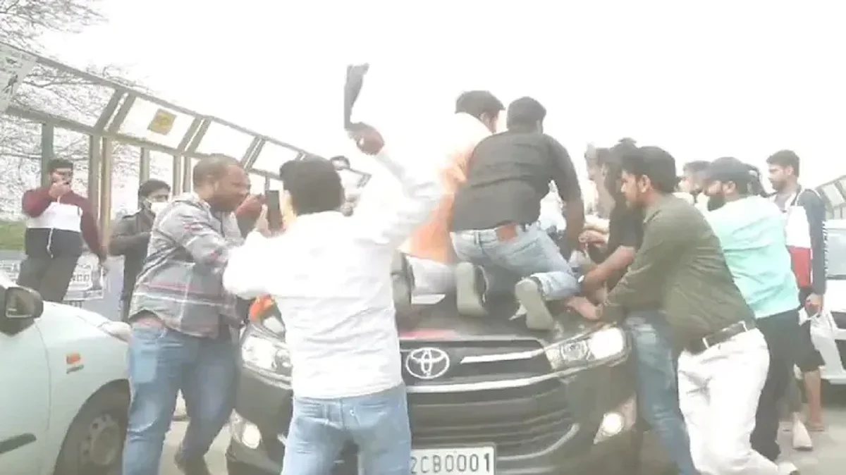 DELHI MINISTER CAR ATTACKED : देखे वीडियो, मंत्री सत्येंद्र जैन के काफिले पर हमला, कार के बोनट पर चढ़े लोग