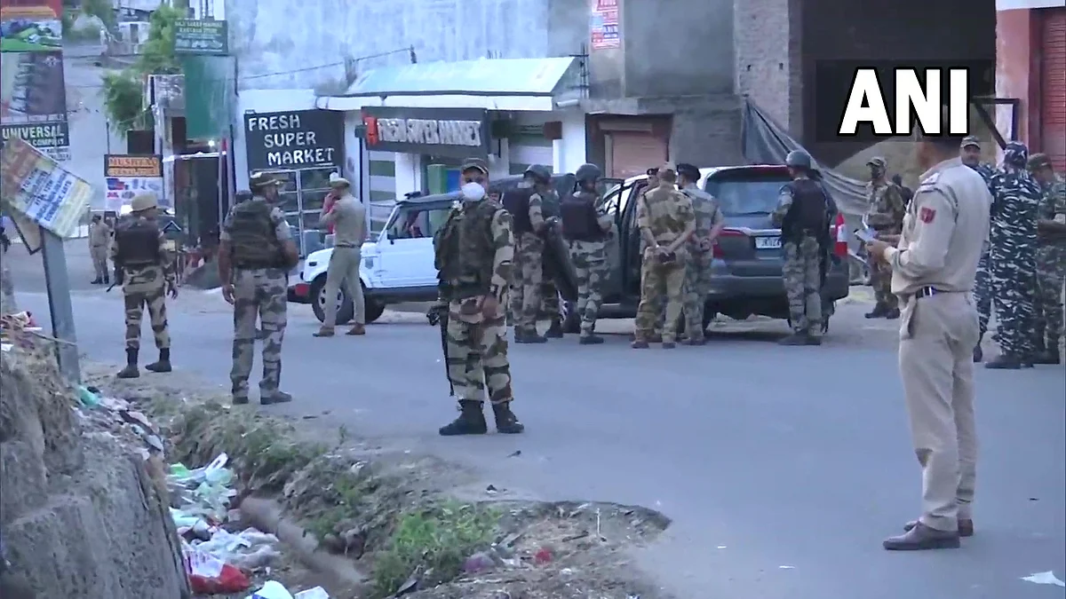 Jammu and Kashmir News: CISF की बस पर आतंकियों ने किया हमला!
एक जवान शहीद, 10 जवान जख्मी