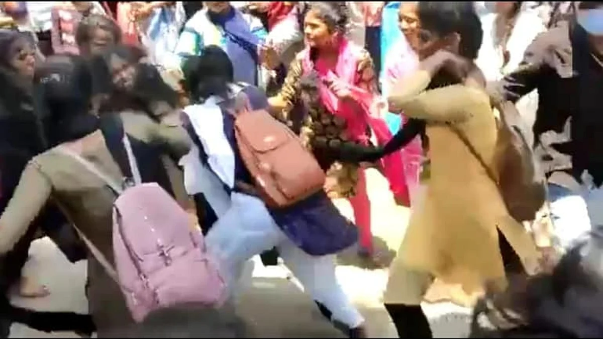Viral Video: सरेआम आपस में भिड़ गई लड़कियां, जमीन पर गिरा-गिराकर एक दूसरे को पीटा