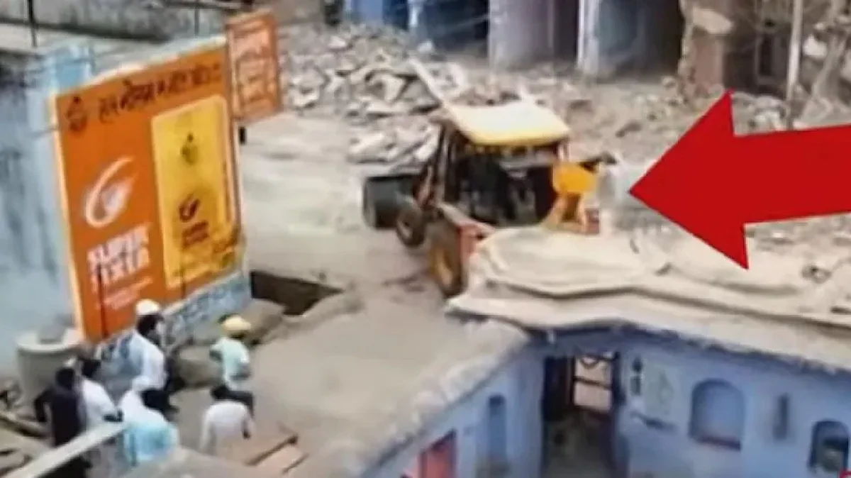 Rajasthan : गहलोत राज में मंदिर पर चला बुलडोजर !
अलवर में 300 साल पुराने मंदिर को तोड़ा