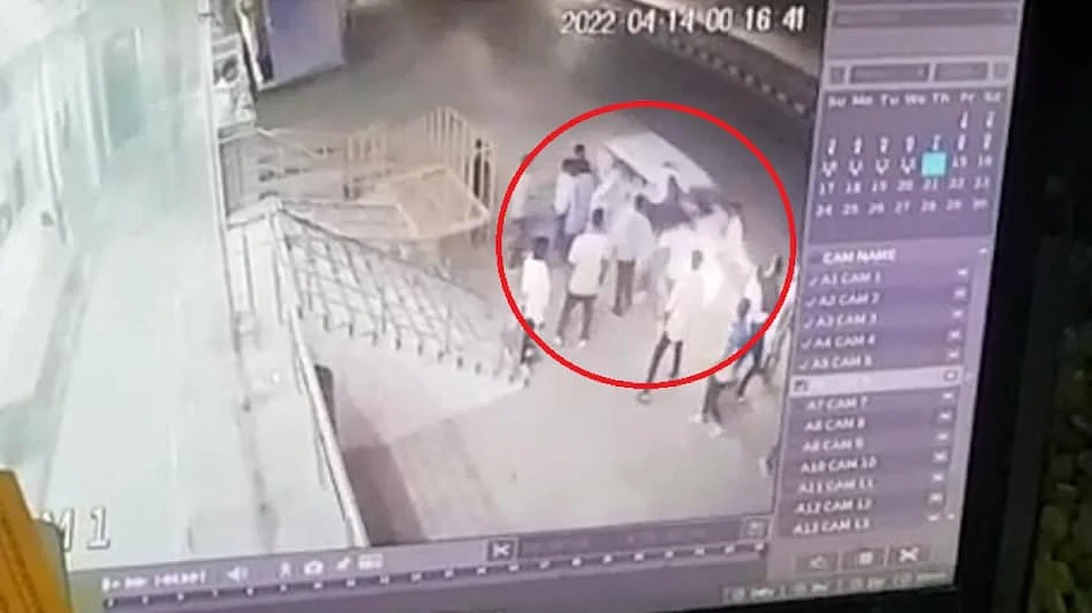 UP ACCIDENT NEWS : युवक ने कार से कई लोगों को रौंदा, एक की मौत, 8 घायल, देखें Video