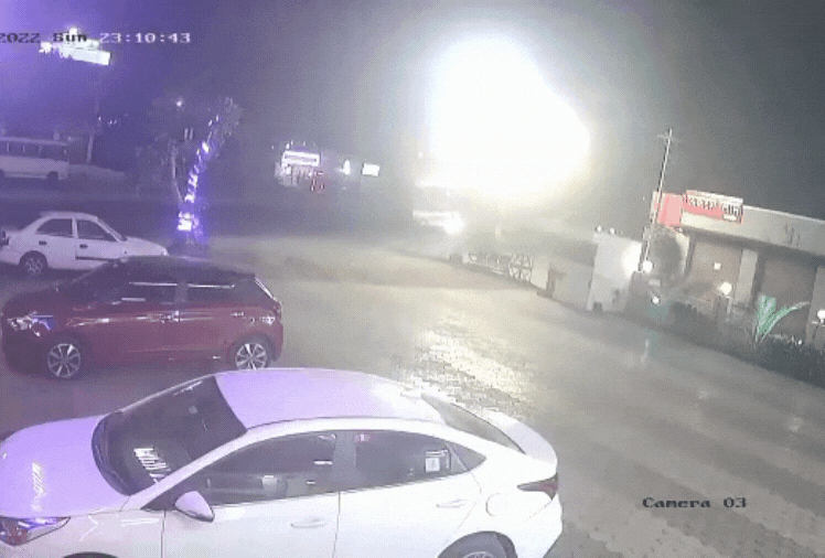 VIRAL VIDEO: फिल्मी स्टाइल में एक्सीडेंट, कार और बस में टक्कर, बस पलटकर होटल में जा घुसी