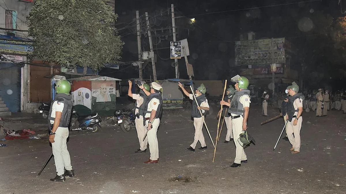 Jahangirpuri Violence : 'घर बंद करके जल्दी से अंदर चले जाओ, ये लोग फालतू का लड़ाई-झगड़ा कर रहे हैं'