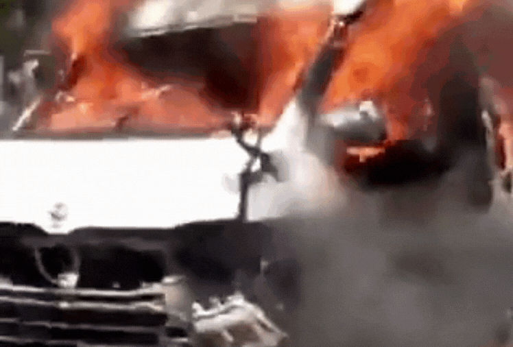 Karachi Bomb Blast Video: पाकिस्तान की कराची यूनिवर्सिटी में ब्लास्ट, कार में ऐसे हुआ धमाका