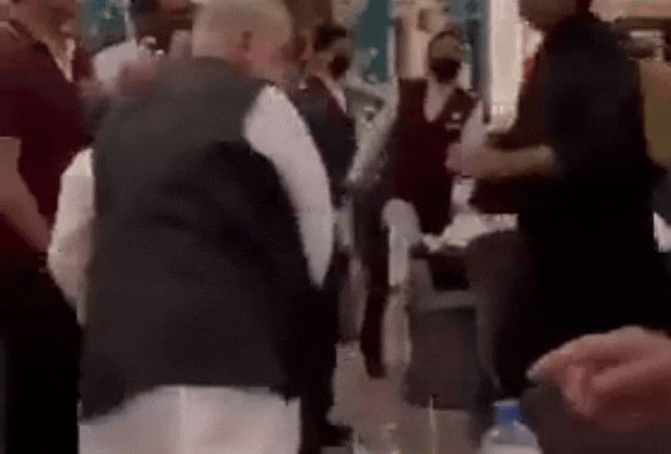 Pakistan: एक दूसरे से भिड़ गए पाकिस्तानी नेता, मारपीट का Video Viral