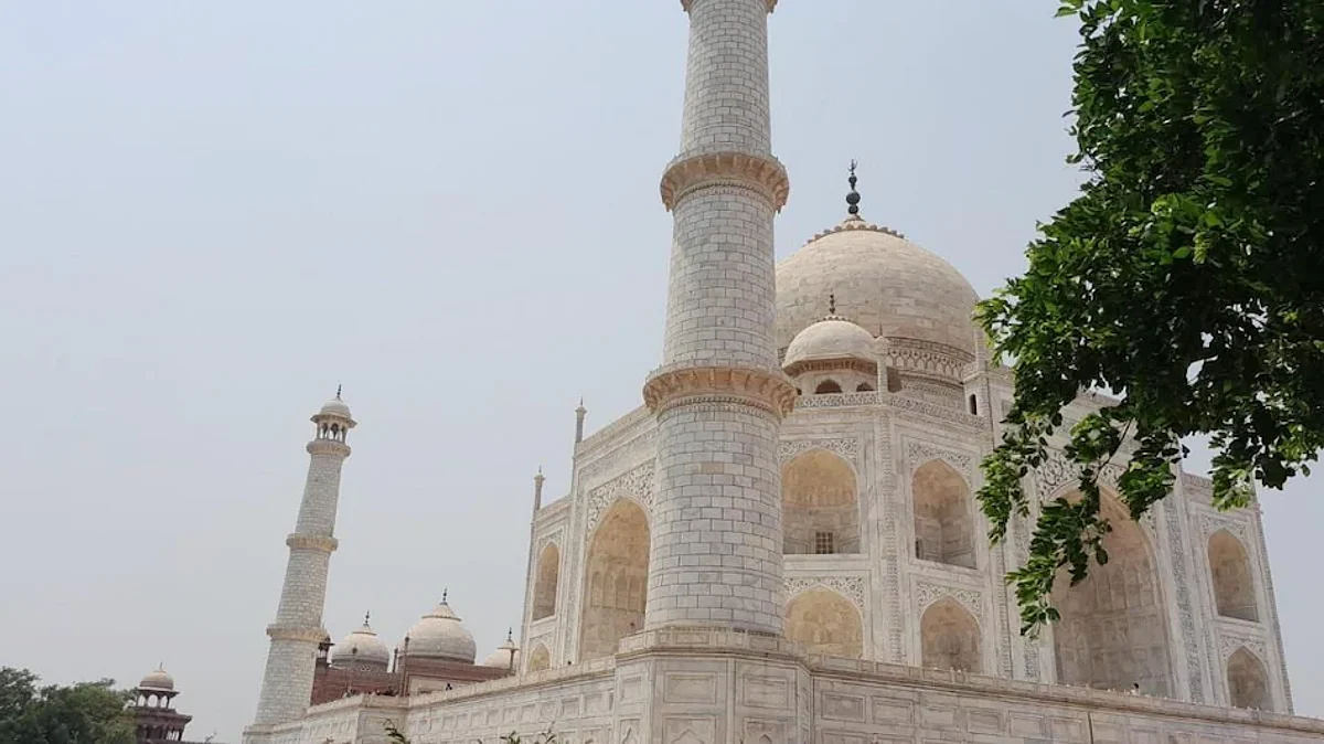Tajmahal News : ताजमहल की मस्जिद में नमाज अदा करते 4 पर्यटक गिरफ्तार!