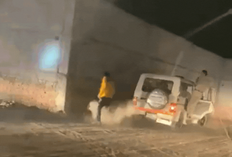 Leopard Viral Video: तेंदुए को पकड़ रहे थे पुलिसवाले, तभी अचानक यूं कर दिया हमला