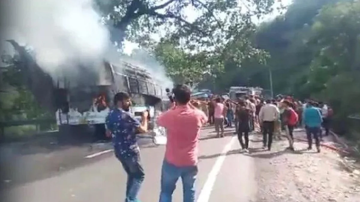Katra News : मां वैष्णो देवी के दर्शन कर लौट रहे श्रद्धालुओं की बस में आग, 4 मौत, 22 घायल