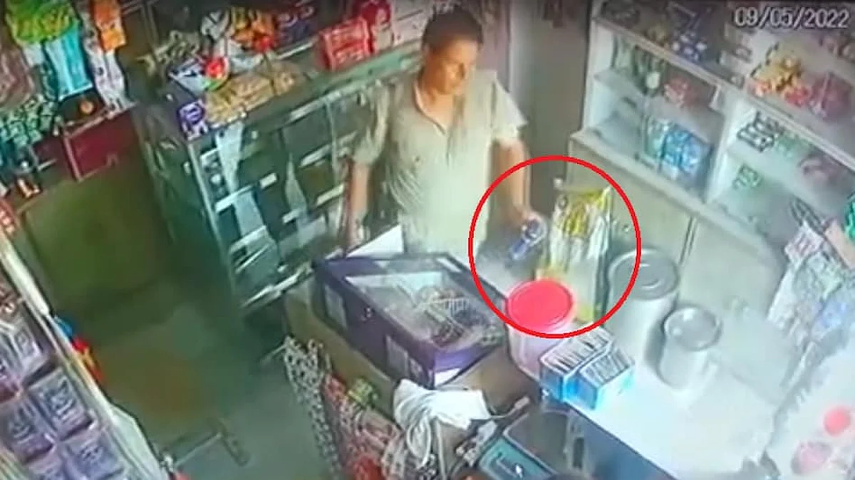 देखें Video, वाराणसी : सिपाही ने दुकान से चुराया डिओडरेंट, फिर उसी दुकानदार को बेचा