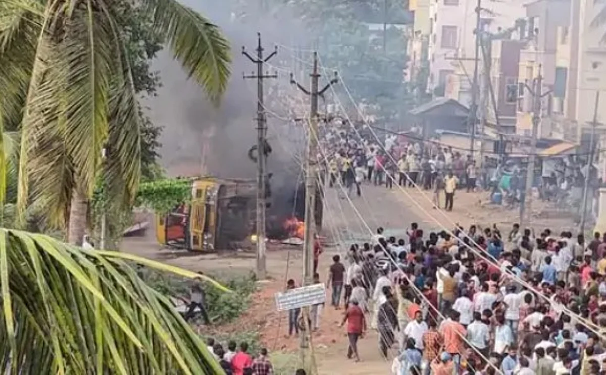 जिले का नाम बदलने से नाराज भीड़ ने मंत्री और विधायक का घर फूंका, बस और पुलिस वैन को भी नहीं छोड़ा, कई पुलिसवाले घायल