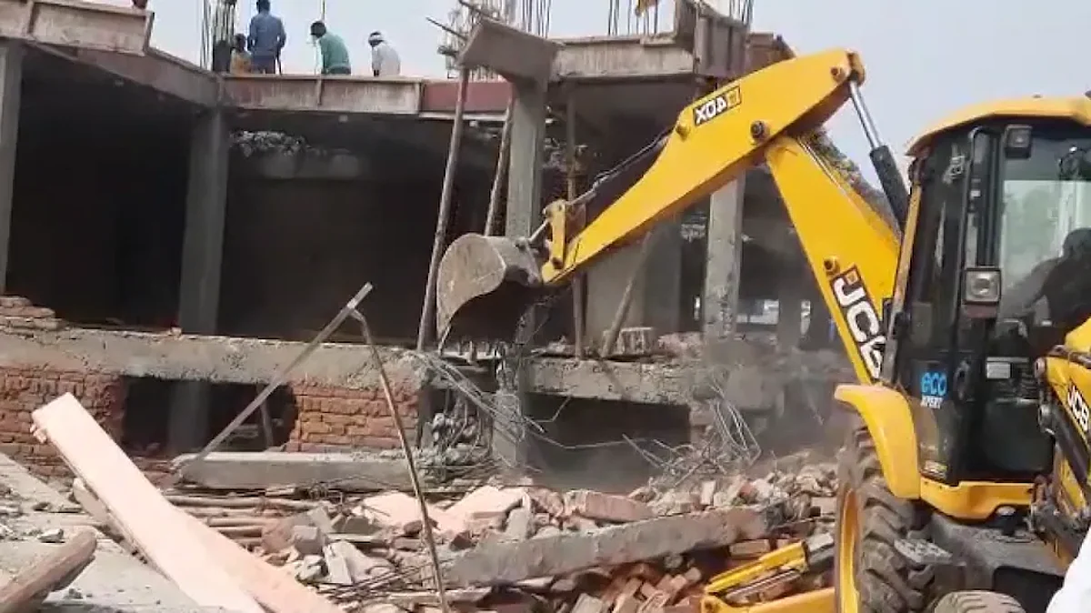 लखनऊ : अमीनाबाद के पुराने हनुमान मंदिर परिसर में चला बुलडोजर, अवैध कॉम्प्लेक्स जमींदोज