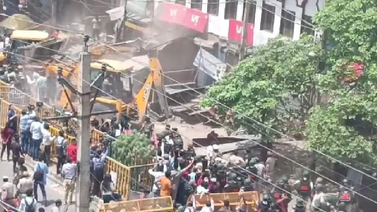 DELHI BULLDOZER : बुलडोजर पहुंचा दिल्ली के मदनपुर खादर इलाके में!