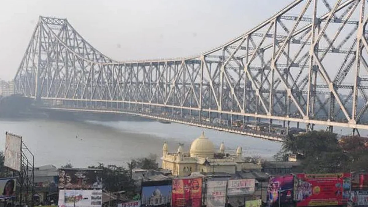 Kolkata Howrah Bridge News : बंगाल के हावड़ा ब्रिज पर 2 बसें टकराईं, 7 लोग घायल