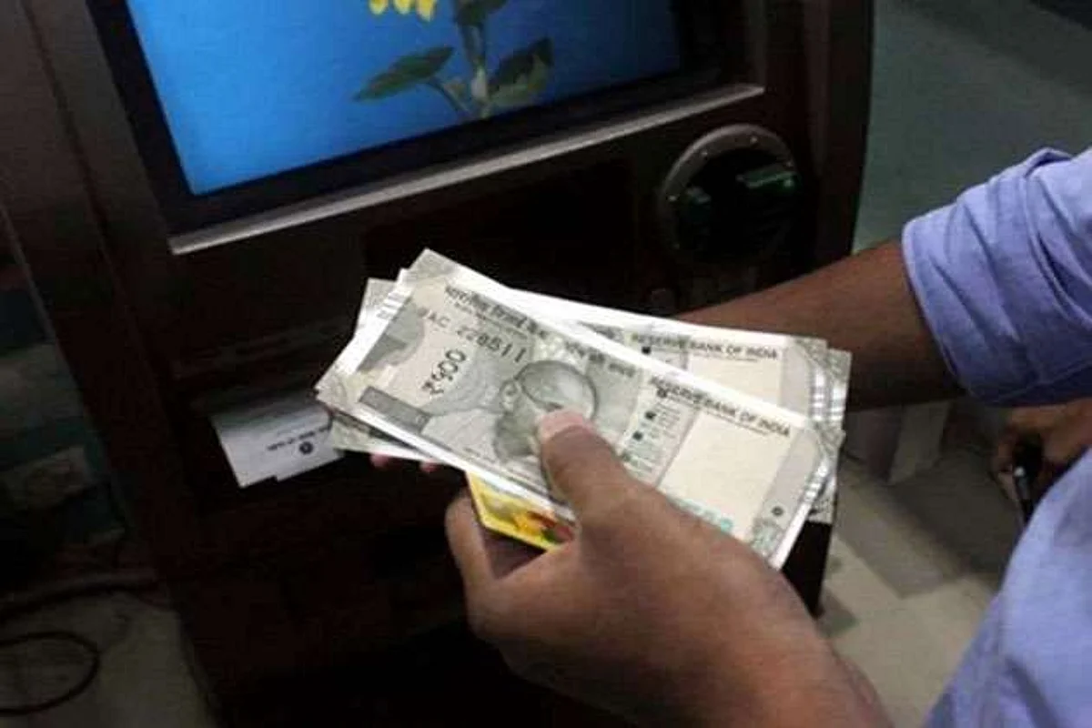 Viral News : इस ATM से 500 के बदले निकल रहे थे 5 गुना ज्यादा यानी 2500 रुपये, मची होड़