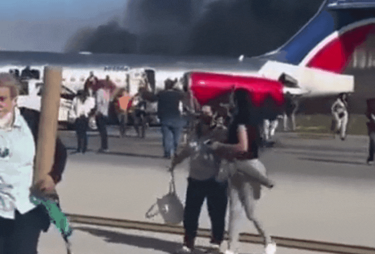 Plane crash Video: लैंडिंग के वक़्त प्लेन में लगी आग, इमरजेंसी गेट से कूद यात्रियों ने बचाई जान