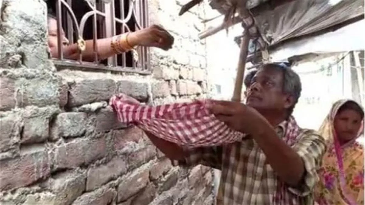Bihar : बेटे की लाश के लिए मोर्चरीवाले ने मांगे 50 हजार, पिता भीख मांगने को ऐसे हुए मजबूर