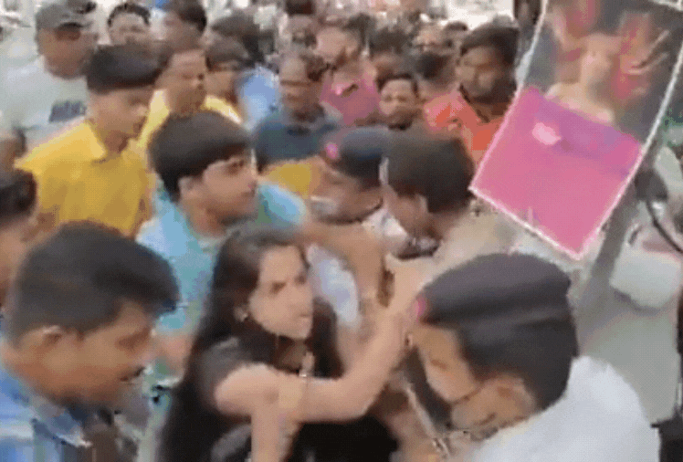Viral Video: रॉन्ग साइड से आ रही स्कूटी को रोका तो, ट्रैफिक इंस्पेक्टर को दौड़ा-दौड़ा कर पीटा देखें Video