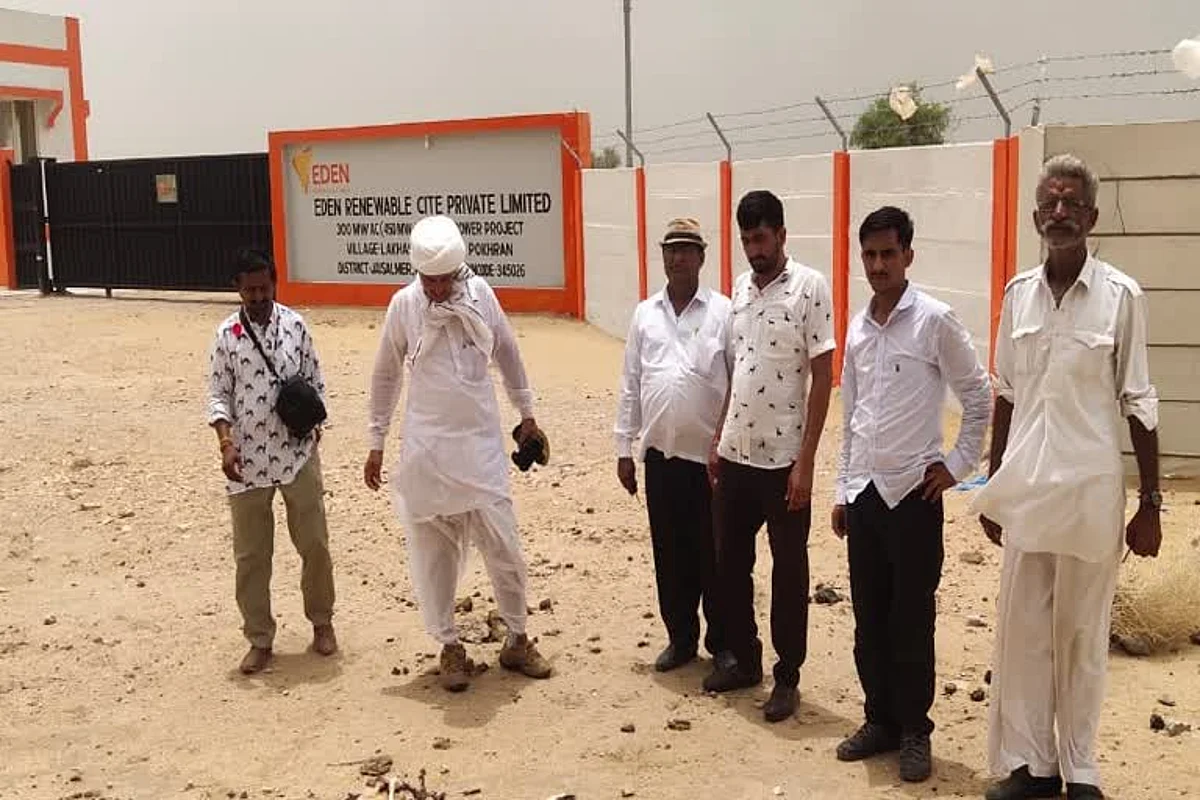 मृत चिंकारा हिरणों के अवशेषों के साथ वन्य जीव प्रेमी