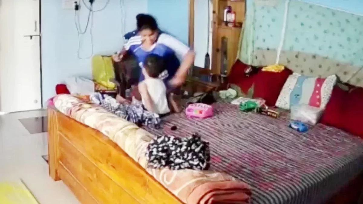 VIRAL VIDEO : दो साल के मासूम को थप्पड़ मारे, घूंसे मारे... पूरी वारदात सीसीटीवी में कैद